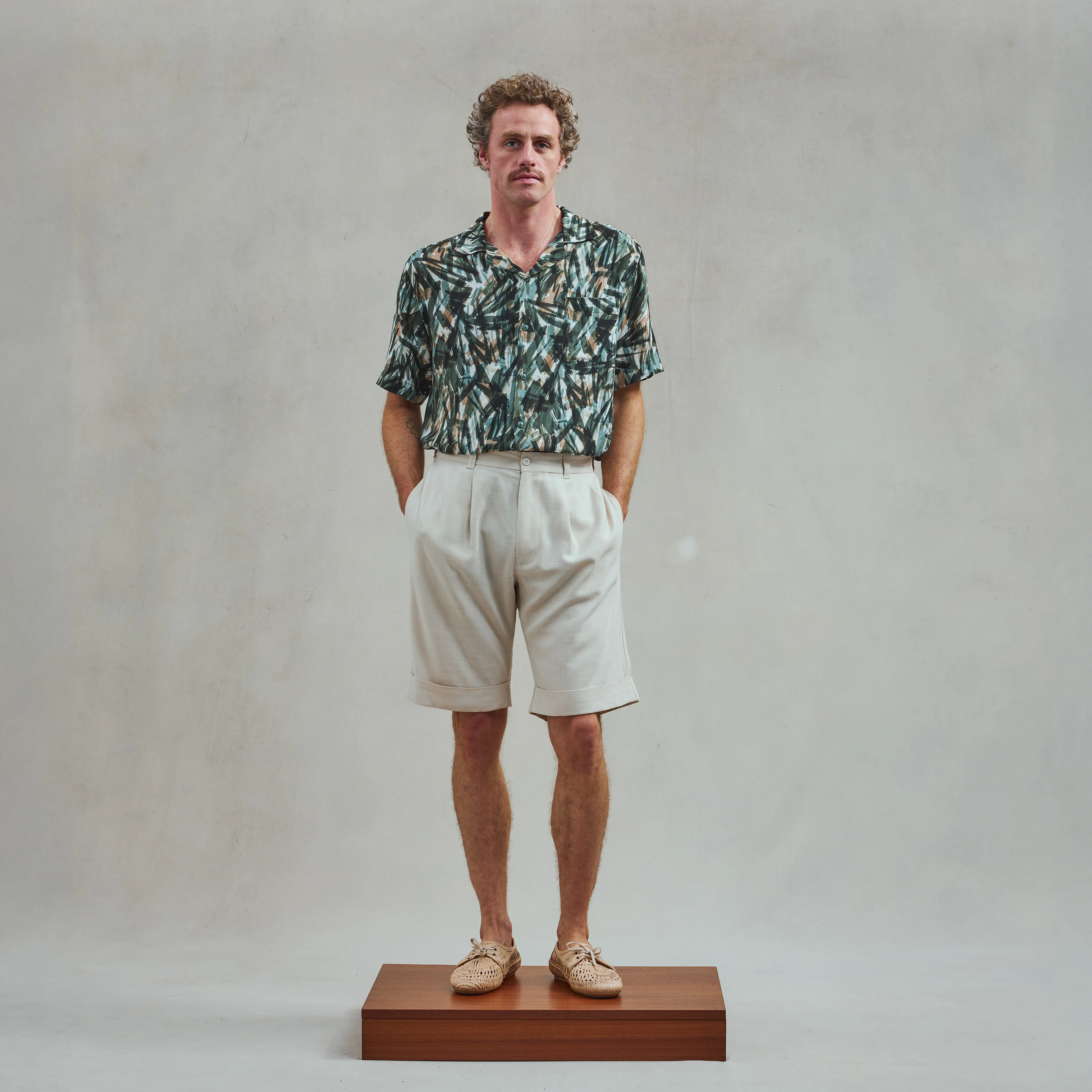 Short droit à revers avec plis à la taille - Image 3