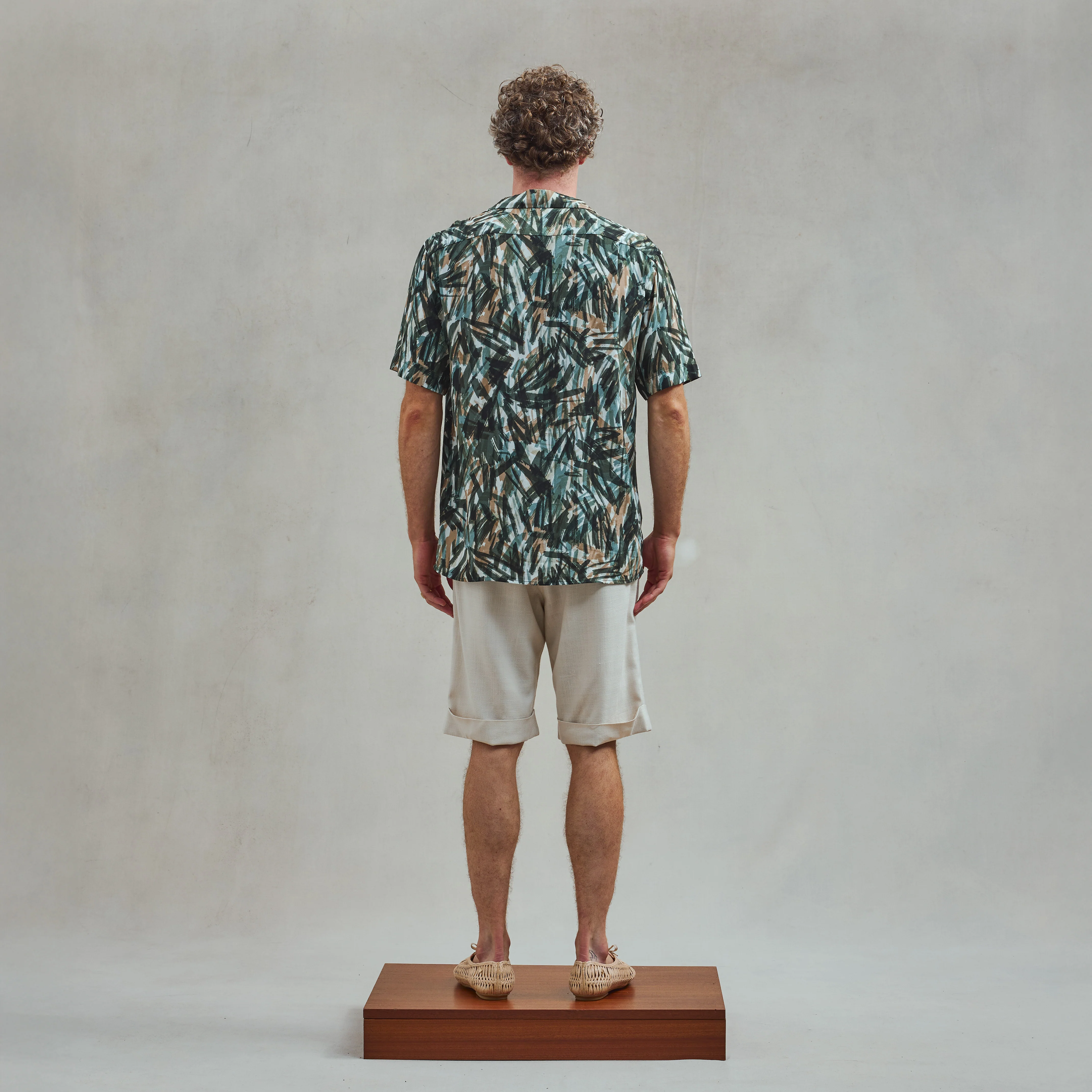 Short droit à revers avec plis à la taille - Image 4