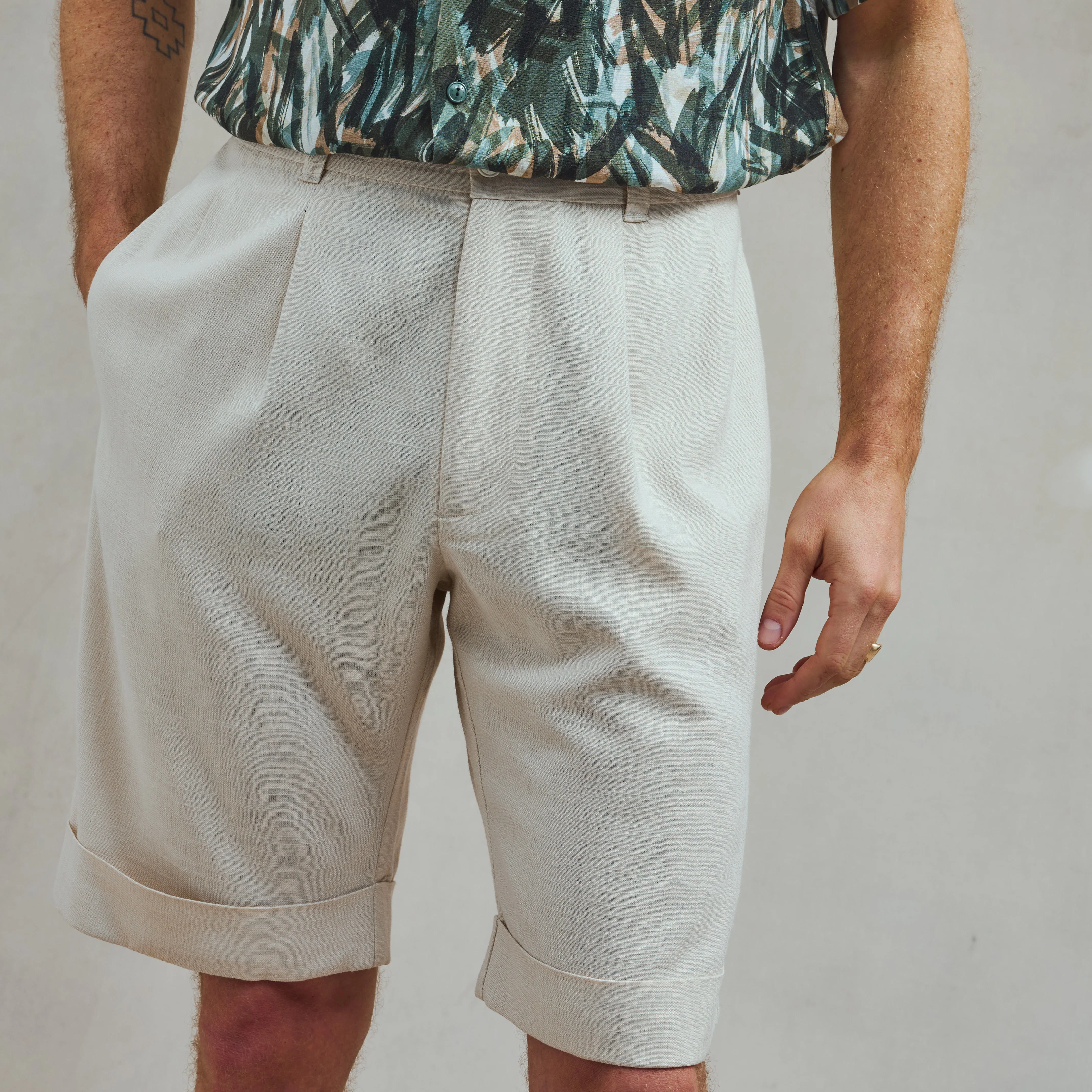 Short droit à revers avec plis à la taille - Image 5