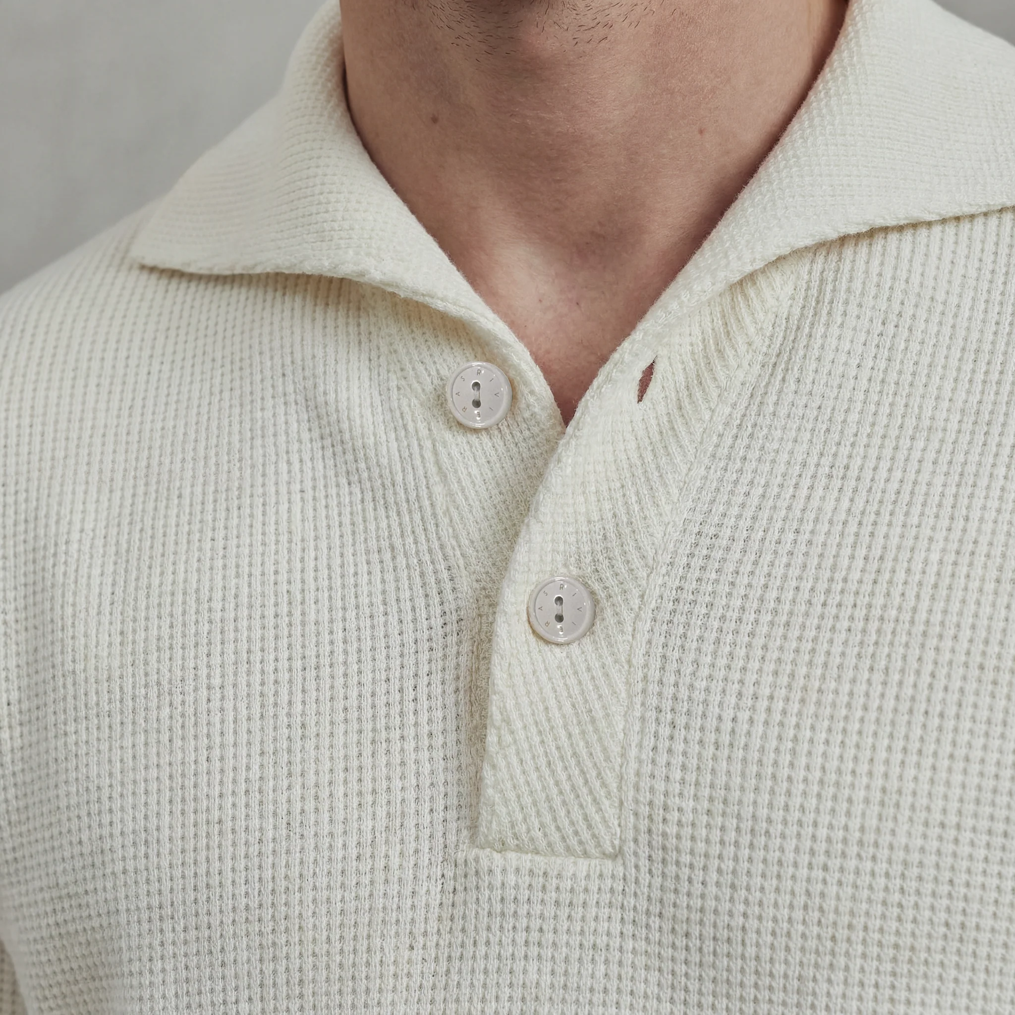 Sweatshirt boutonné en tricot nid d'abeille avec col requin - Image 5
