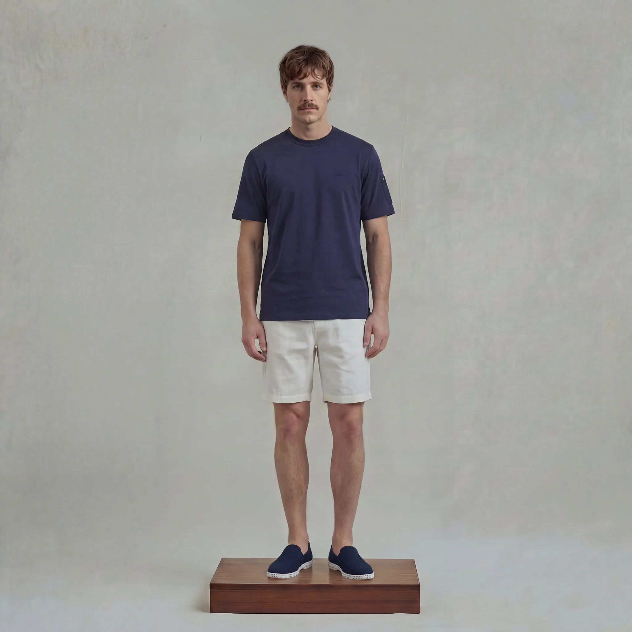 T-shirt avec poche sur la manche et broderie sur la poitrine - Image 3