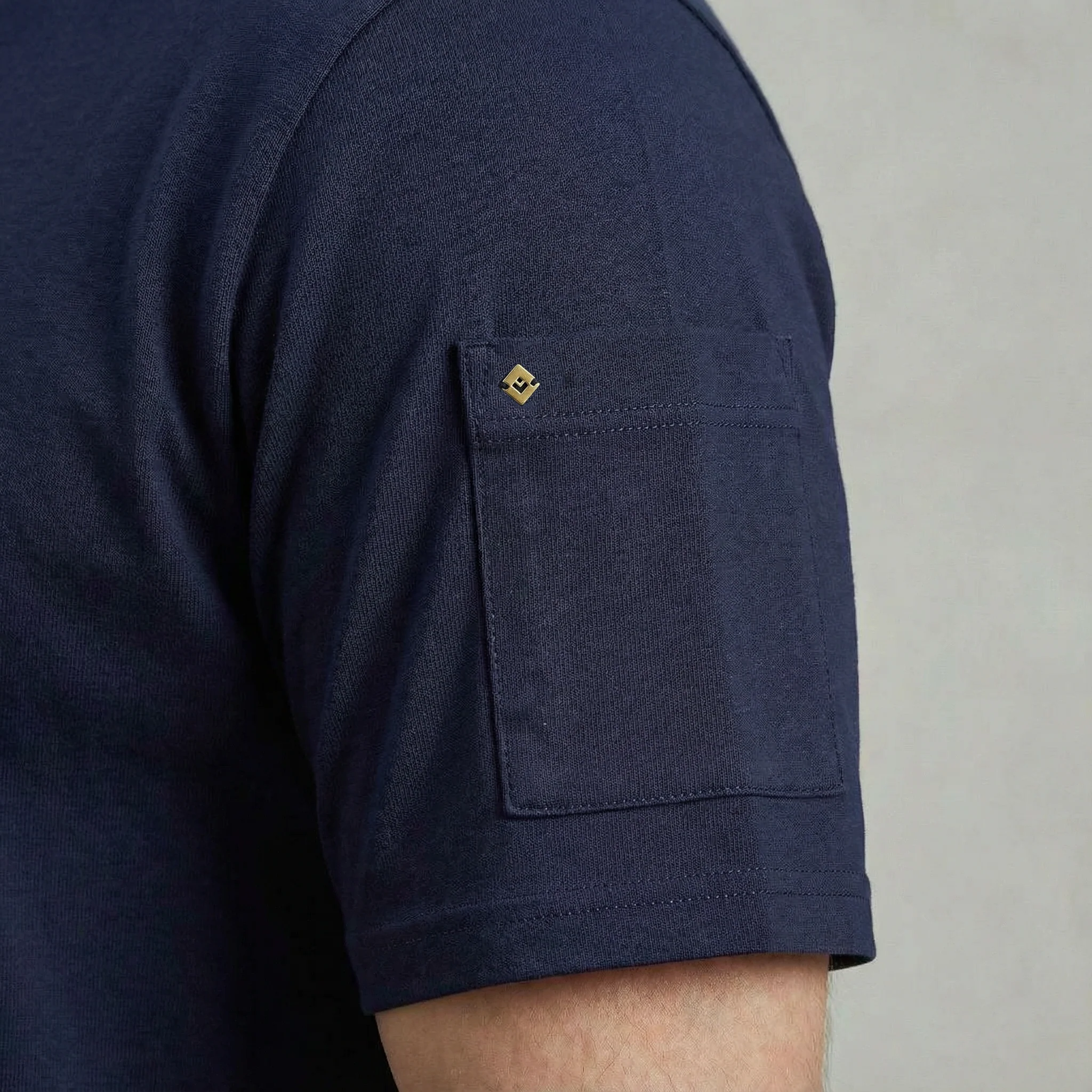 T-shirt avec poche sur la manche et broderie sur la poitrine - Image 5