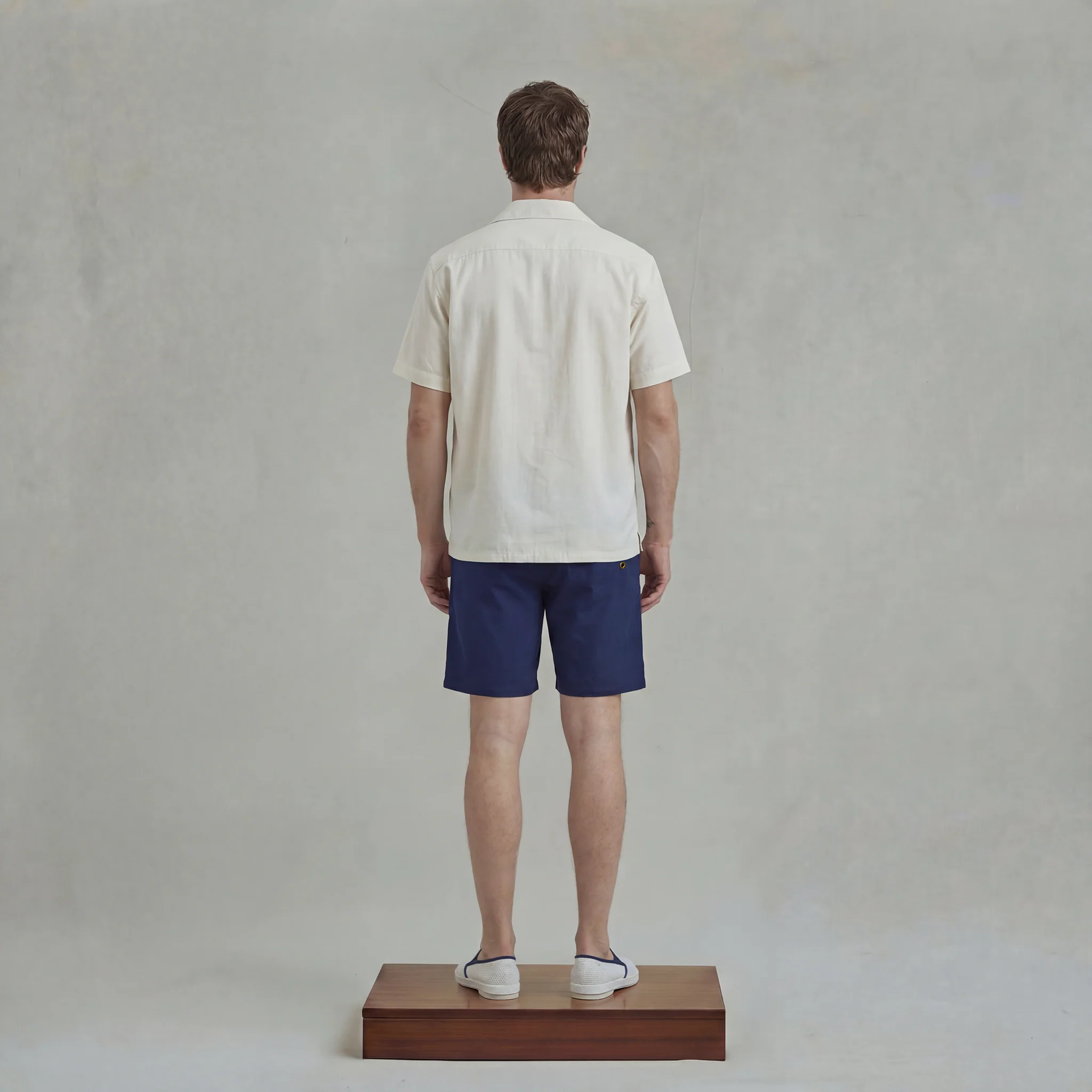 Chemise à manches courtes en lyocell avec col requin et poche poitrine - Image 4