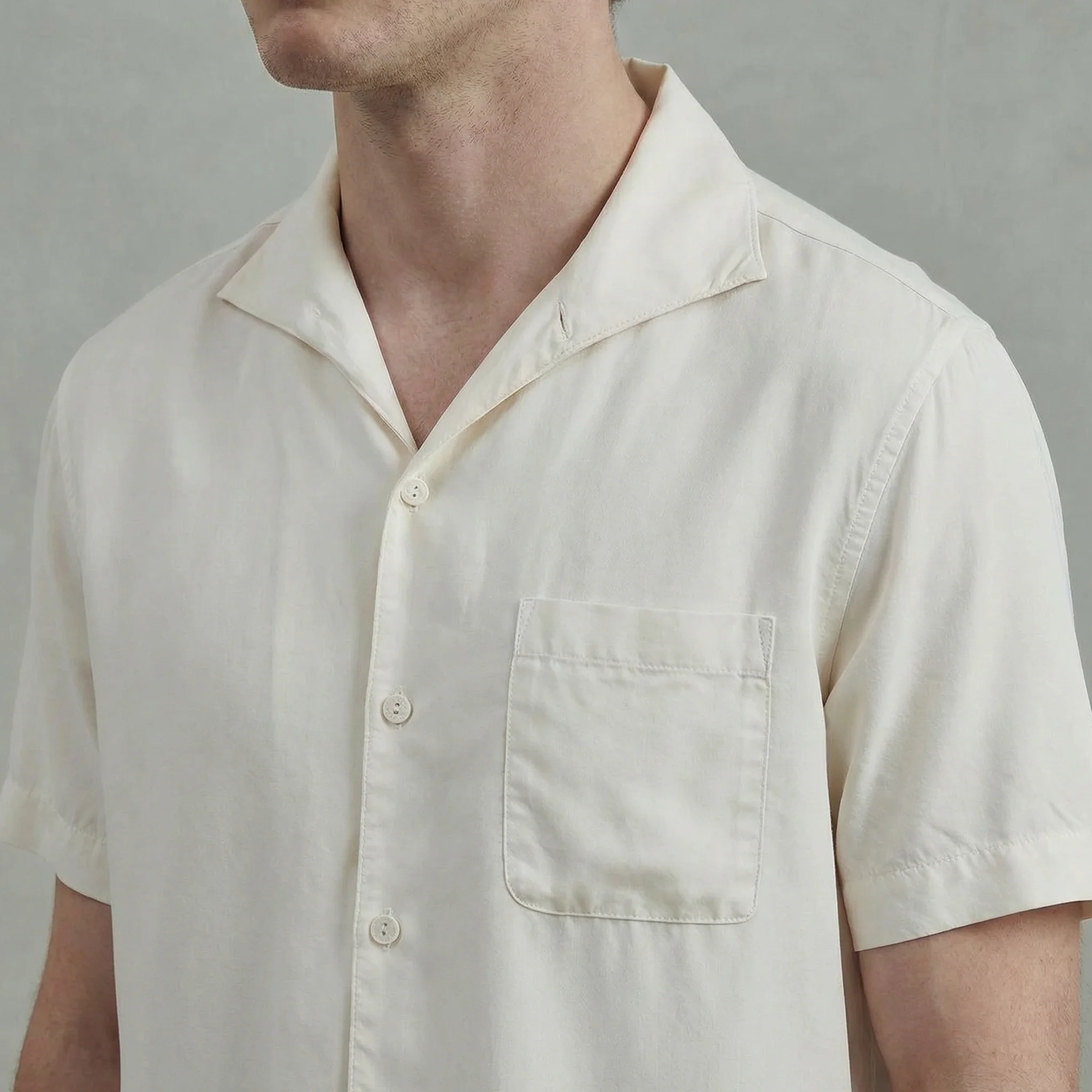 Chemise à manches courtes en lyocell avec col requin et poche poitrine - Image 5