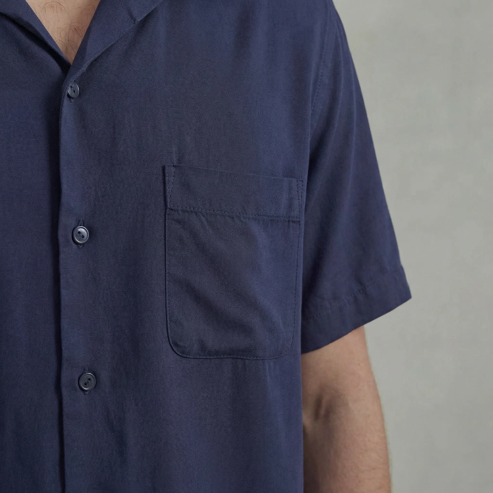 Chemise à manches courtes en lyocell avec col requin et poche poitrine - Image 5