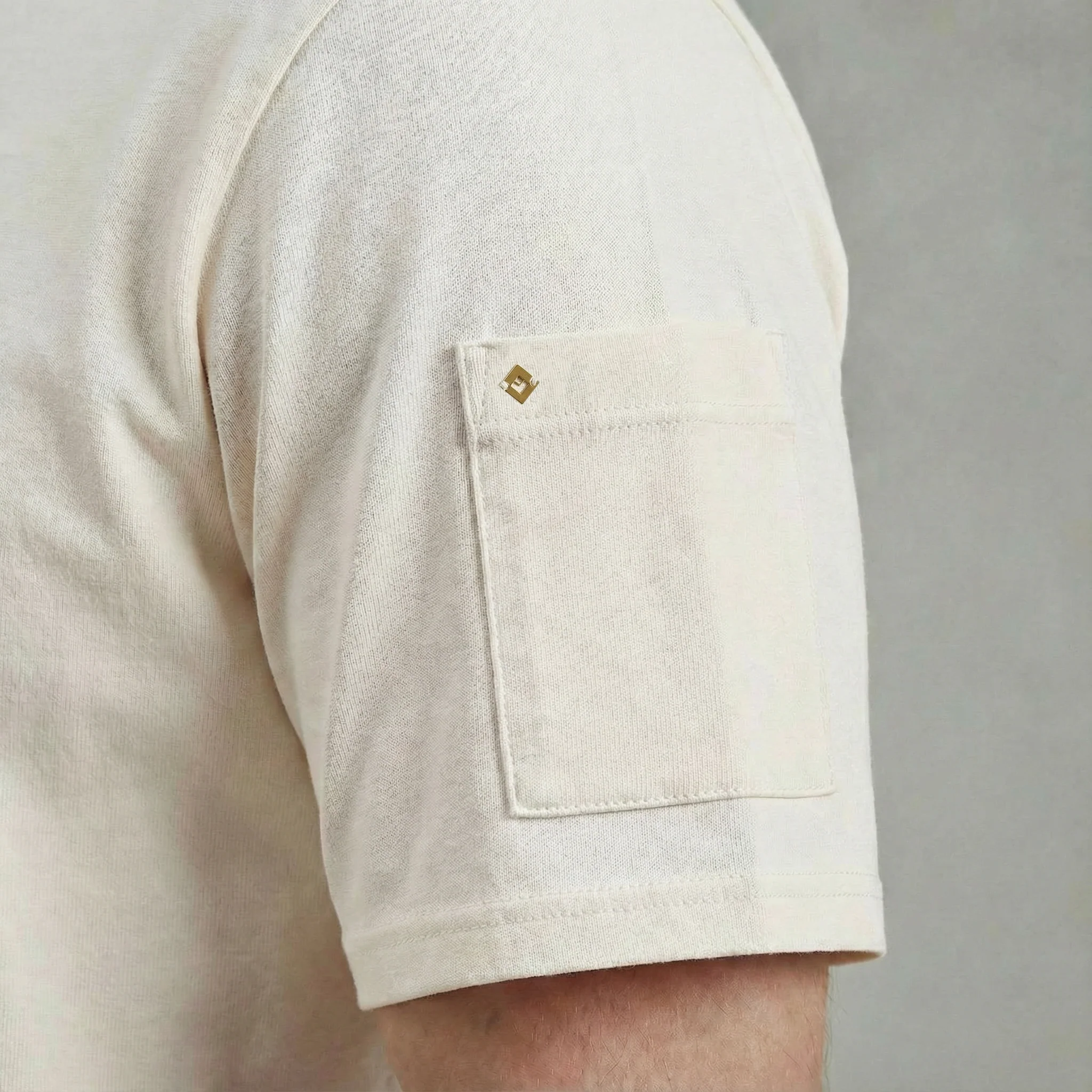 T-shirt avec poche sur la manche et broderie sur la poitrine - Image 5